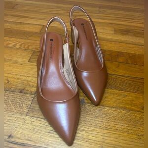 METROPOLITAN VIEW Crown Slingback Heels with Gold Detailing. Women’s size 8.